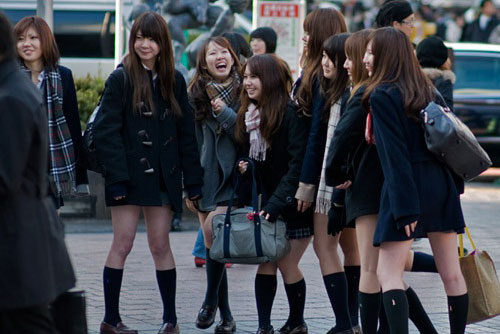 Lý do nữ sinh Nhật luôn mặc váy ngắn đi học dù mùa đông