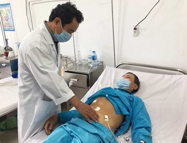 BSCKII Nguyễn Hoàng thăm khám cho bệnh nhân L. sau ca phẫu thuật