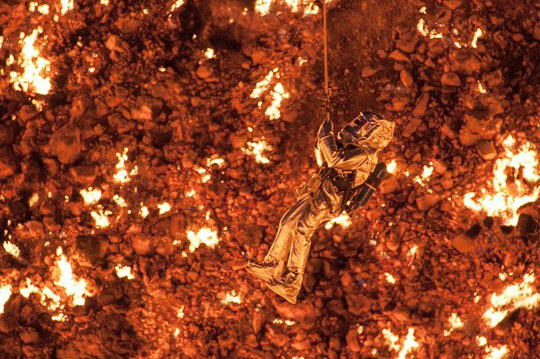 Con người đầu tiên khám phá ‘cổng địa ngục’ nóng 1.000 độ C