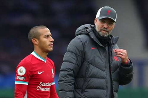 Klopp nổi khùng vì những chỉ trích nhắm vào Thiago