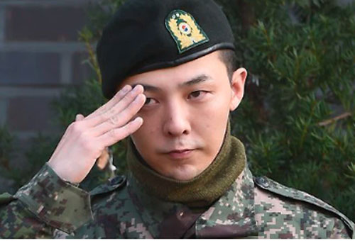 Nhập ngũ cùng đại gia giàu nhất Kpop: Không cần bỏ tiền, xài đồ "thả ga" vì G-Dragon để thẻ đen sẵn ở quầy hàng tiện lợi