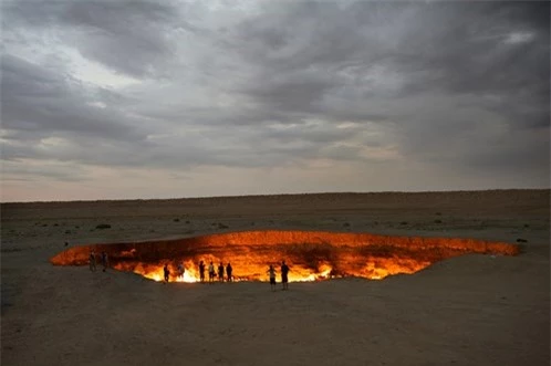 Khi đến sa mạc Karakum của Turkmenistan bạn có thể nhìn thấy ánh lửa phát ra từ Darvaza Gas Crater cho dù bạn đứng cách xa nó cả dặm. Đây không phải là một ngọn núi lửa tự nhiên mà là một tai nạn của ngành thăm dò khí đốt Nga.