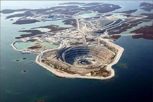 Diavik Mine là một mỏ kim cương nằm trong vùng lãnh thổ phía Tây Bắc của Canada. Mỏ bắt đầu đi vào hoạt động từ năm 2003 và sản xuất 8 triệu carat hay khoảng 1.600 kg (3.500 lb) kim cương mỗi năm. Mỏ tọa lạc trên một hòn đảo rộng 20km vuông cách bắc cực 220km về phía nam.