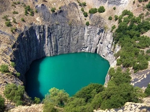 Mỏ có bề mặt rộng 463 mét, sâu 240m. Sau này do bị sạt lở đất nghiêm trọng nên mỏ đã bị vùi lấp một phần và nó chỉ còn sâu 215, trong đó nước ngập 40m. Hiện nay mỏ này được coi như một di sản thế giới.