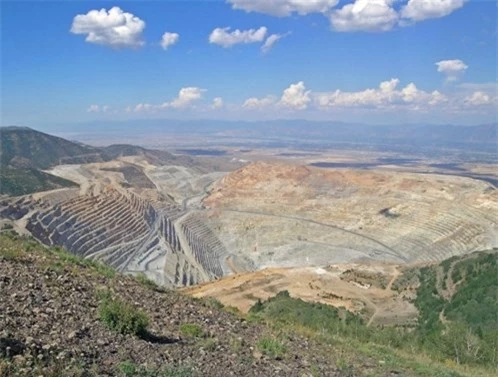 Mỏ rộng 0,75 dặm (1,2 km) sâu 2,5 dặm (4 km). Mỏ đi vào hoạt động từ năm 1906 và đã tạo ra một hố rộng 7,7 km vuông. Bingham Canyon đã được chứng minh là một trong những mỏ hoạt động hiệu quả và là hố nhân tạo lớn nhất trên thế giới. Đến năm 2004 đã thu được tổng cộng 17 triệu tấn quặng của đồng, 715 tấn vàng, 5.900 tấn bạc.