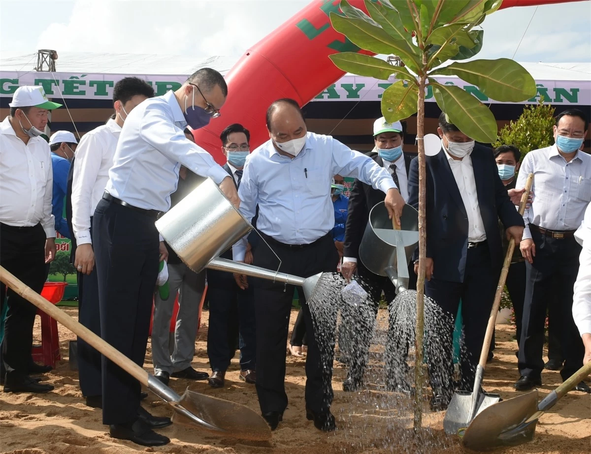 Thủ tướng Nguyễn Xuân Phúc cùng các đại biểu tham gia Tết trồng cây Xuân Tân Sửu.