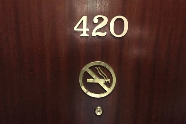 Một số khách sạn sẽ đề biển cấm hút thuốc tại phòng 420