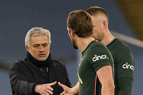 Tottenham không sa thải Mourinho ở thời điểm này