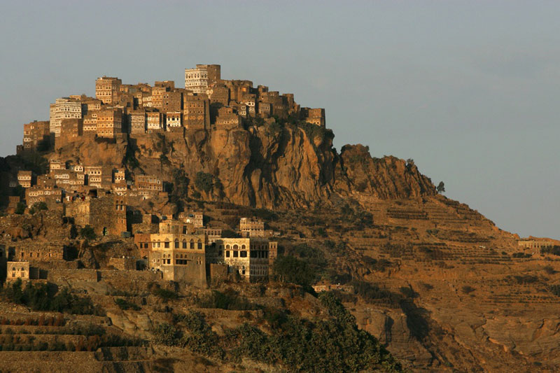 Ngắm những ngôi làng nằm bên vách đá