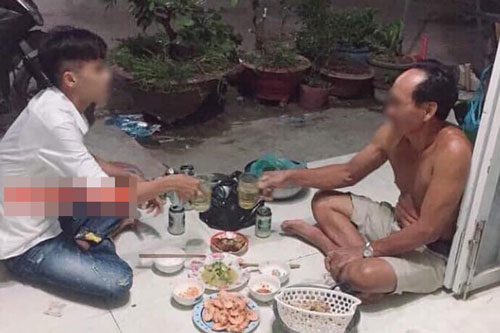 Về nhà bạn gái ra mắt, chàng trai 'nát rượu' đến nỗi hôn má bố vợ tương lai