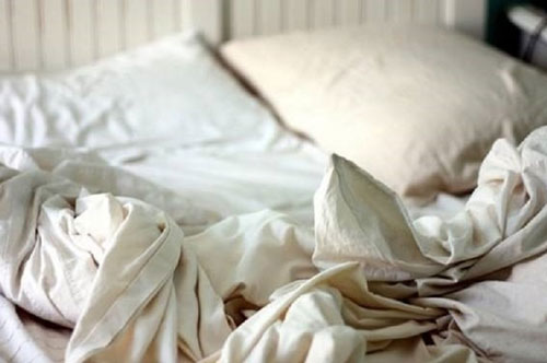 Điều gì xảy ra với sức khỏe khi không giặt giũ chăn gối thường xuyên?