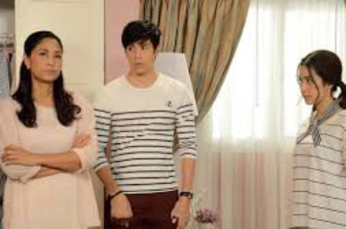 Vợ chồng tôi đang đùa giỡn thì mẹ chồng hùng hổ lao vào, đuổi cả hai ra khỏi nhà vì một câu xưng hô của tôi