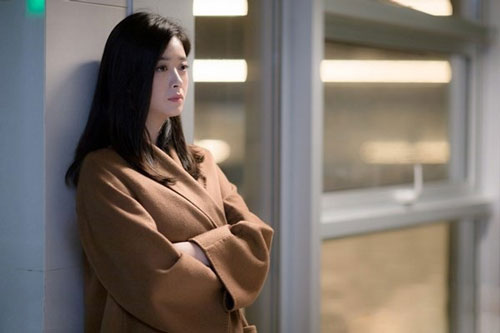 Vượt 400km đến thăm chồng, vợ sững sờ thấy cảnh trong vườn