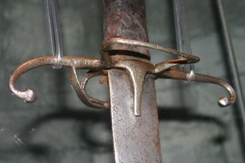 Thanh bảo kiếm khổng lồ bí ẩn trong truyền thuyết