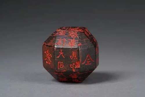 Cậu học sinh nhặt được viên xúc xắc 26 mặt: Báu vật 'xếp xó' trong bảo tàng địa phương suốt 10 năm mới được phát hiện