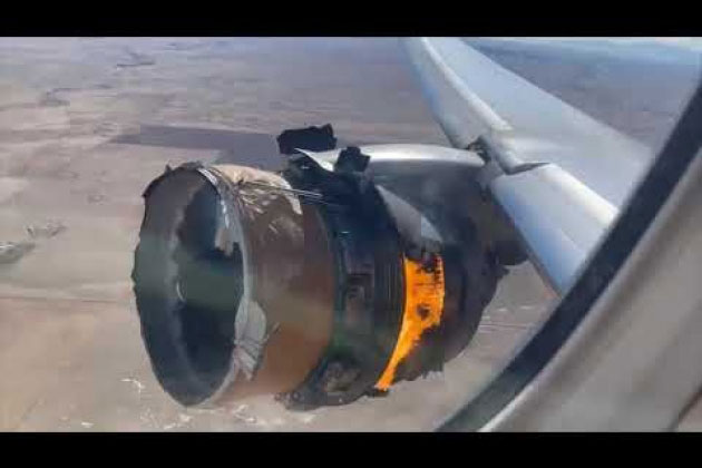 Khoảnh khắc động cơ máy bay chở khách nổ tung, phân thành từng mảnh rơi xuống ở Mỹ