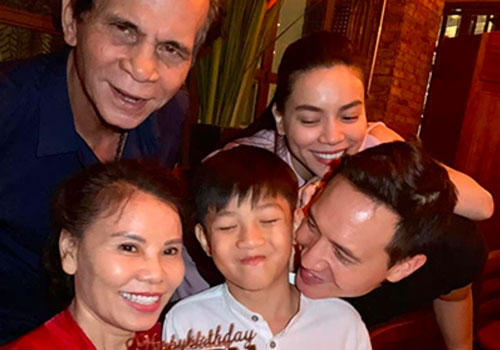 Hồ Ngọc Hà bắt gặp Subeo đang làm một việc cực đáng yêu cho ông bà ngoại