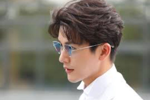 Lần đầu tiên nhìn thấy người yêu mặc váy ngắn, tôi ngớ người bởi những dấu vết ngang dọc trên hai chân cô ấy