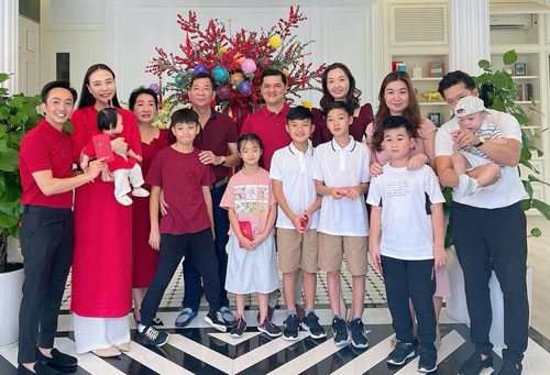 Đàm Thu Trang hiếm hoi xuất hiện chung khung ảnh bên mẹ chồng quyền lực