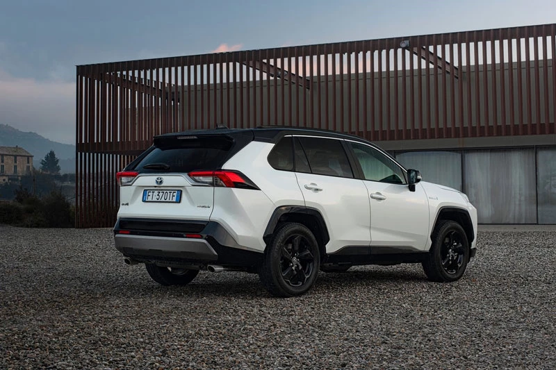 3. Toyota RAV4 Hybrid (giá: 28.500-37.180 USD).