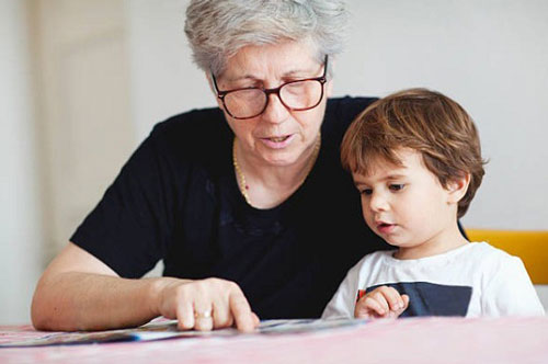 Con dâu nhờ trông cháu, mẹ chồng đòi trả công 5 triệu/tháng