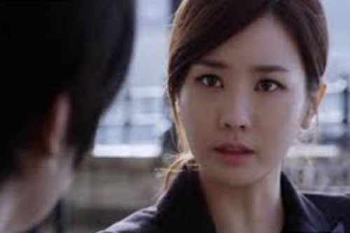 Bắt quả tang chồng được gái nhắn tin "ỡm ờ", cô vợ có pha "dằn mặt" chất lượng khiến "trà xanh" cun cút xin lỗi