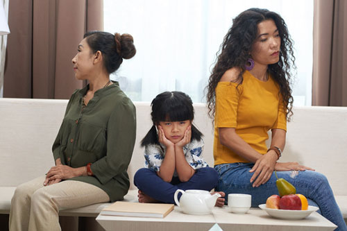 Mẹ chồng lên chăm cháu, con dâu đề nghị đóng góp tiền sinh hoạt