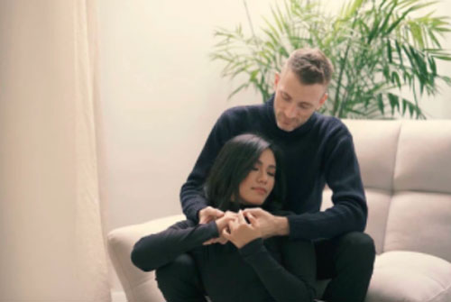 Phương Vy: Vợ chồng lớn tiếng chút xíu là ba mẹ từ trên lầu bay xuống liền