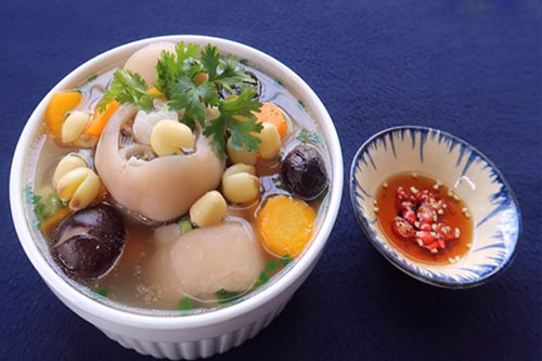 3 bước đơn giản xong ngay món chân giò hầm hạt sen