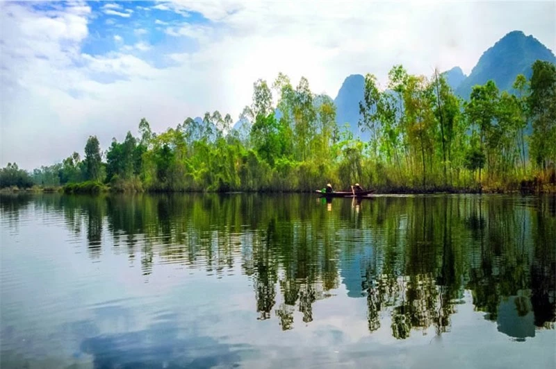 Suối Yến dài khoảng 4 km, đây cũng là con đường thủy duy nhất đưa du khách vào vãn cảnh chùa Hương. Ảnh: Cao Anh Tuan.