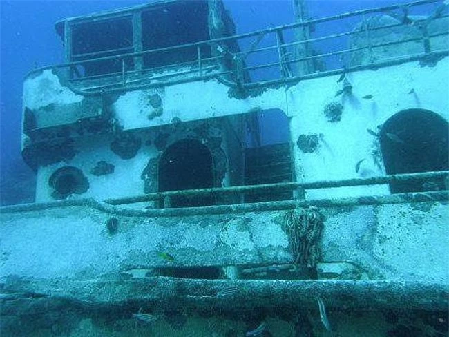 L’Herminie, một tàu khu trục của Pháp  L’Herminie cũng gặp nạn tại Bermuda năm 1863. Con tàu với 3 cột buồm sừng sững trước gió đang trên đường trở về Pháp thì gặp nạn vì đâm vào rạn san hô cạn. Hiện nó đang nằm sâu 10 m dưới đáy biển.