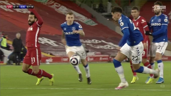 Salah ngã lăn ra sân ngay trước vòng cấm Everton