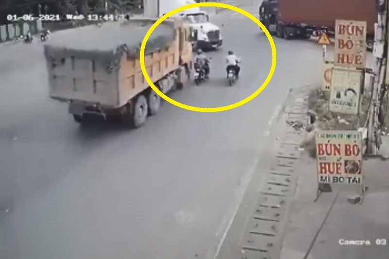 Clip: Pha đánh lái của xe ben tránh tai nạn thảm khốc