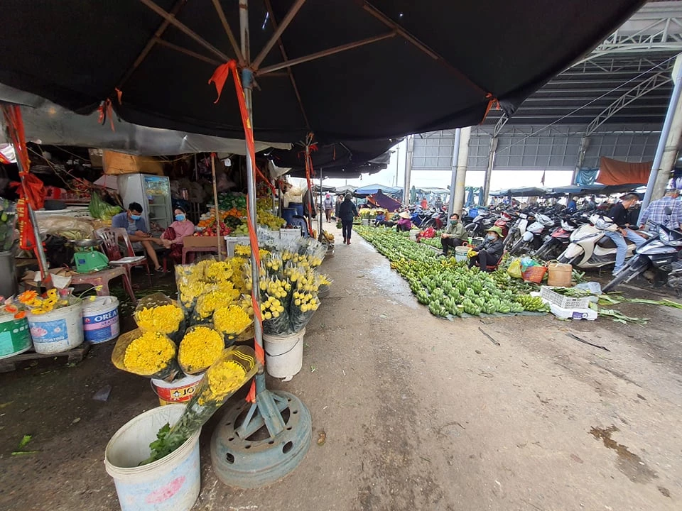 Chuối và hoa quả được bán cho ngày vía Thần Tài- Năm nay dịch bệnh nên vắng khách