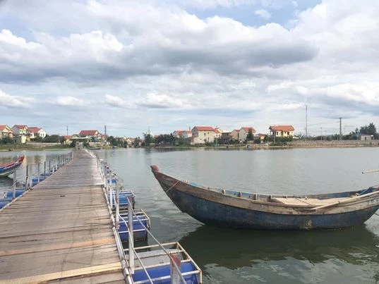 Bến thuyền sông Dinh- một con sông đẹp nức lòng du khách khi đến Nhân Trạch