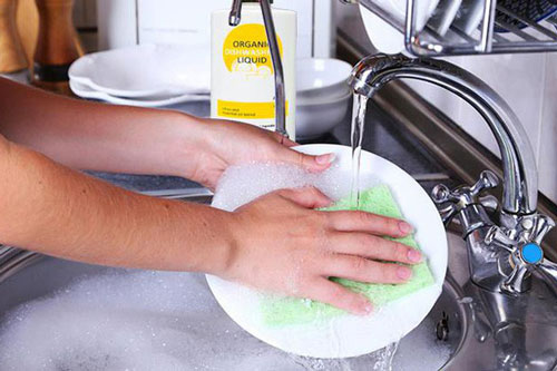 4 lỗi rửa bát bạn phải dừng lại ngay