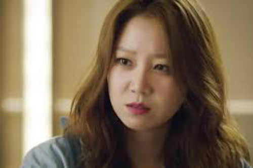 Trong đêm gần gũi với chồng, tôi bất giác sờ thấy vết sẹo lạ trên tay anh rồi hoảng hốt khi đèn phòng bật sáng