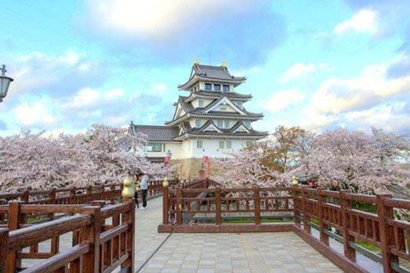 Huyền thoại về lâu đài xây dựng chỉ trong một đêm