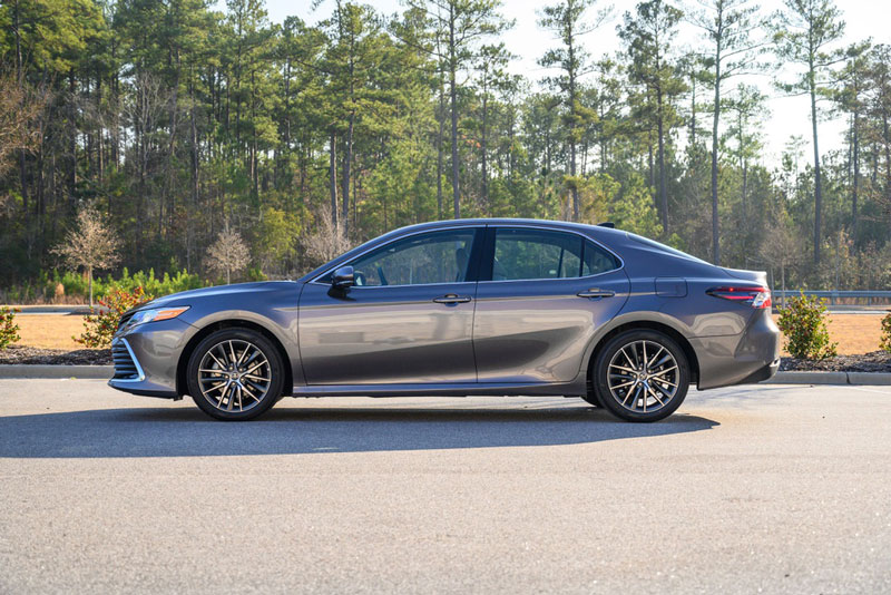 Đánh giá sedan Toyota Camry AWD 2021