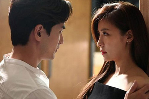 Vì sao đàn ông thích chạm vòng một phụ nữ khi hôn?