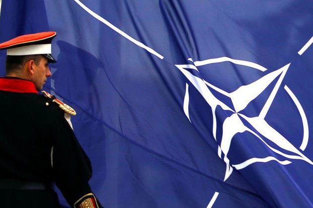 Pháp muốn rút khỏi NATO vì tham vọng của Mỹ.