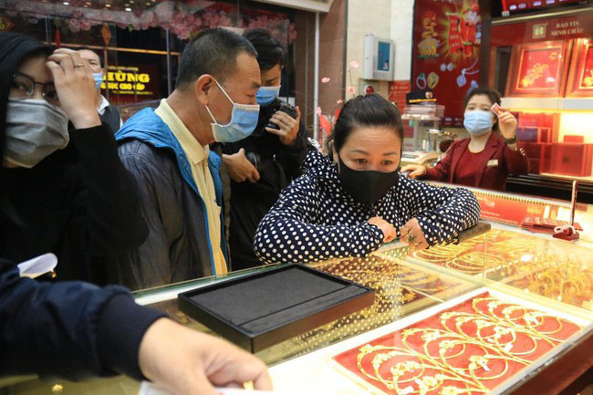 Đợi từ 3h sáng, ngồi vách ngăn, mua vàng Ngày vía Thần Tài