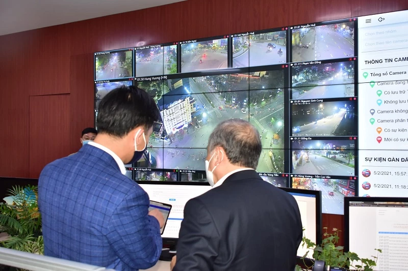 Chủ tịch UBND tỉnh Thừa Thiên Huế Phan Ngọc Thọ kiểm tra việc ứng dụng CNTT vào công tác phòng chống dịch COVID-19 tại Trung tâm điều hành đô thị thông minh.
