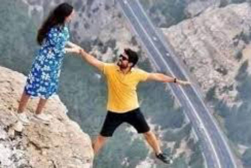 Đăng bức ảnh chụp trên vách đá cheo leo, cặp đôi bị "ném đá" tơi bời vì quá mạo hiểm, nhưng sự thật phía sau khiến tất cả câm nín