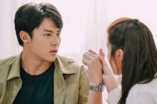 Vợ bệnh 20 ngày chồng đã bóng gió: “Tình dục đối với đàn ông như không khí để thở”, cô vợ cười đưa ra một thứ khiến anh ta “run rẩy” xin chừa