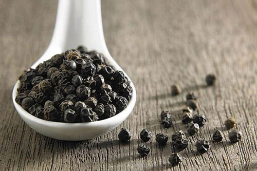 Lí do vì sao bạn nên hạn chế dùng tiêu khi đi ăn ngoài đường