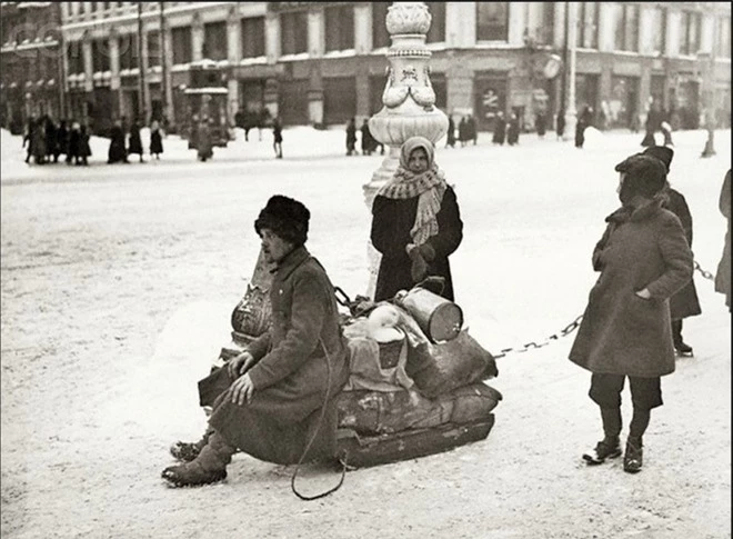 Bức ảnh nhìn thấu Liên Xô: Vũ khí tối thượng của Moscow trên chiếc đĩa in câu nói nổi tiếng của Lenin - Ảnh 12.