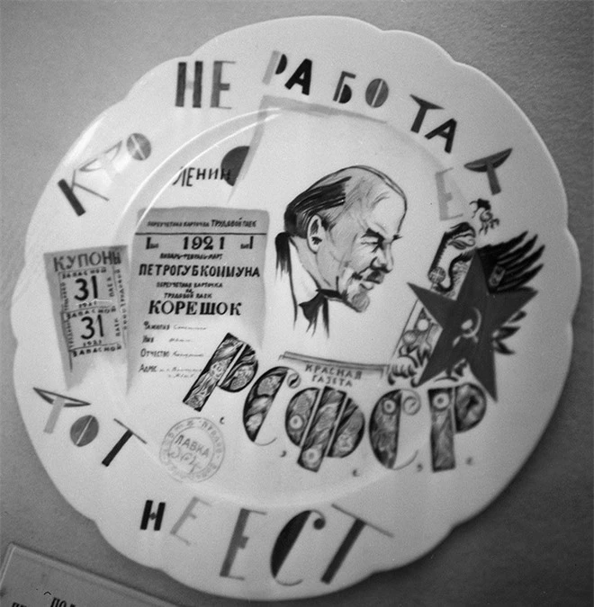 Bức ảnh nhìn thấu Liên Xô: Vũ khí tối thượng của Moscow trên chiếc đĩa in câu nói nổi tiếng của Lenin - Ảnh 15.