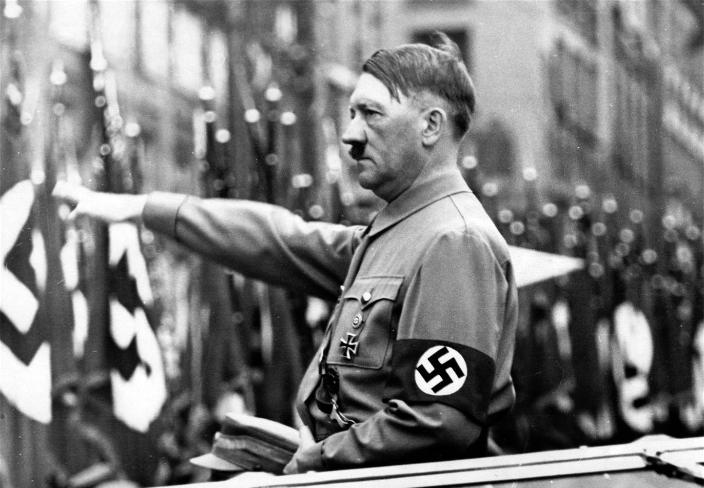 Hé lộ lý do Hitler gia nhập Đảng Quốc xã