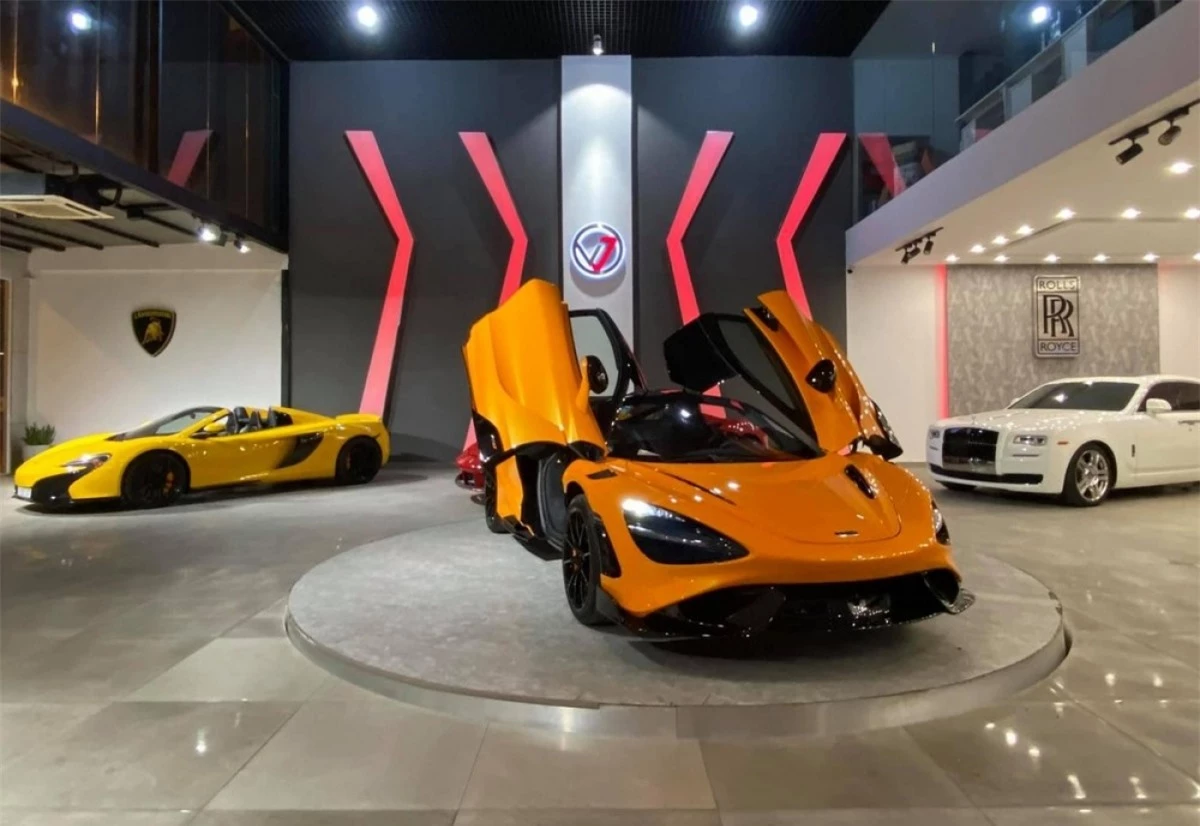 Chiếc McLaren 765LT đầu tiên về Việt Nam sở hữu ngoại thất sơn màu cam đặc trưng của hãng siêu xe Anh Quốc với các chi tiết tương phản màu đen ở phần dưới thân xe cũng như bộ mâm. 